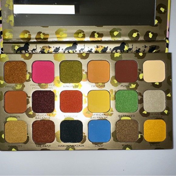 NEW REVOLUTION THE LION KING EYE SHADOW AND EYELINER SET - Picture 3 of 4